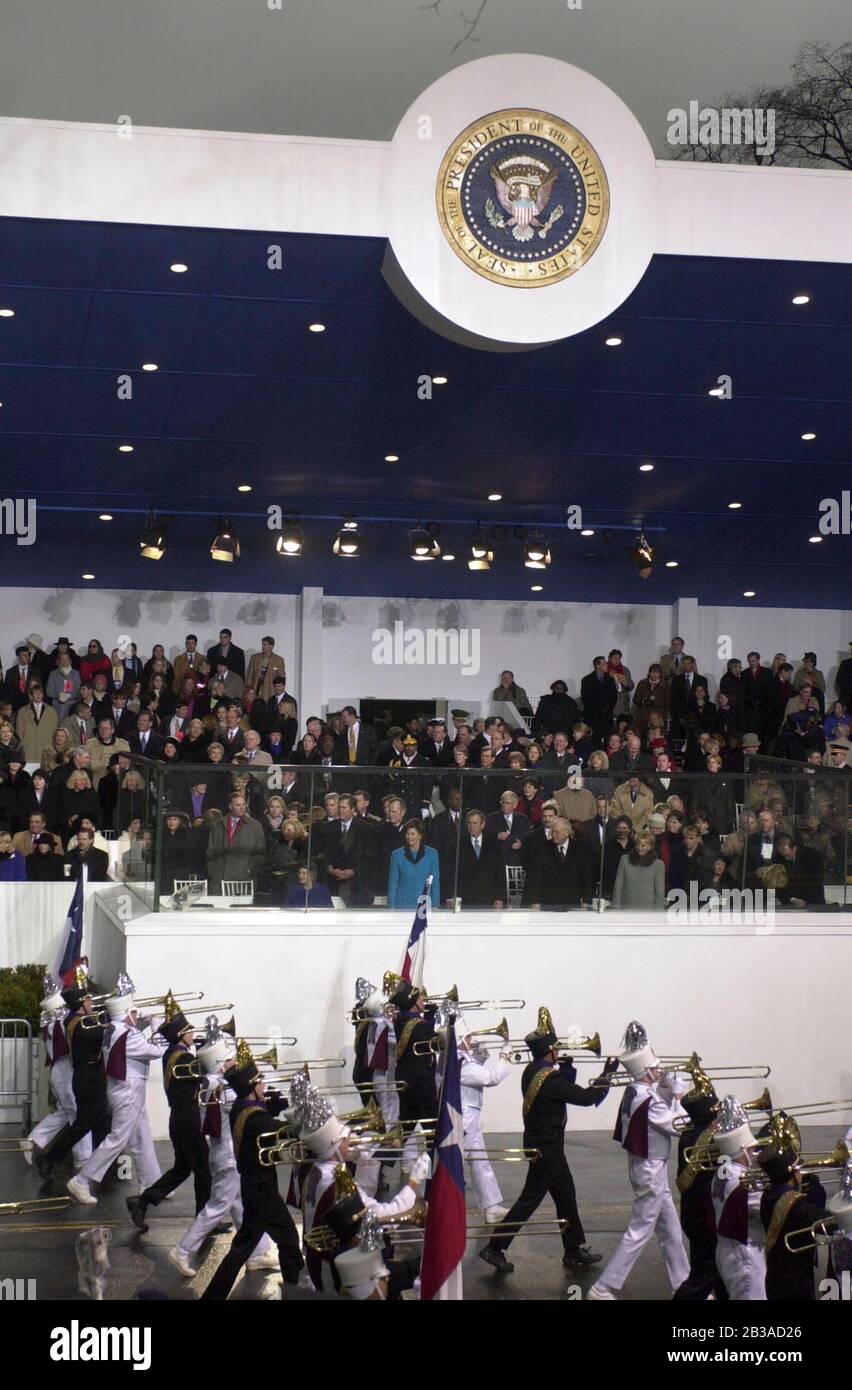 Washington, D.C. USA, 20 gennaio 2001: La banda di marching passa lo stand di revisione dove recentemente inaugurato Pres. George W. Bush, First Lady Laura Bush, e altri VIP si levano in attenzione. ©Bob Daemmrich Foto Stock