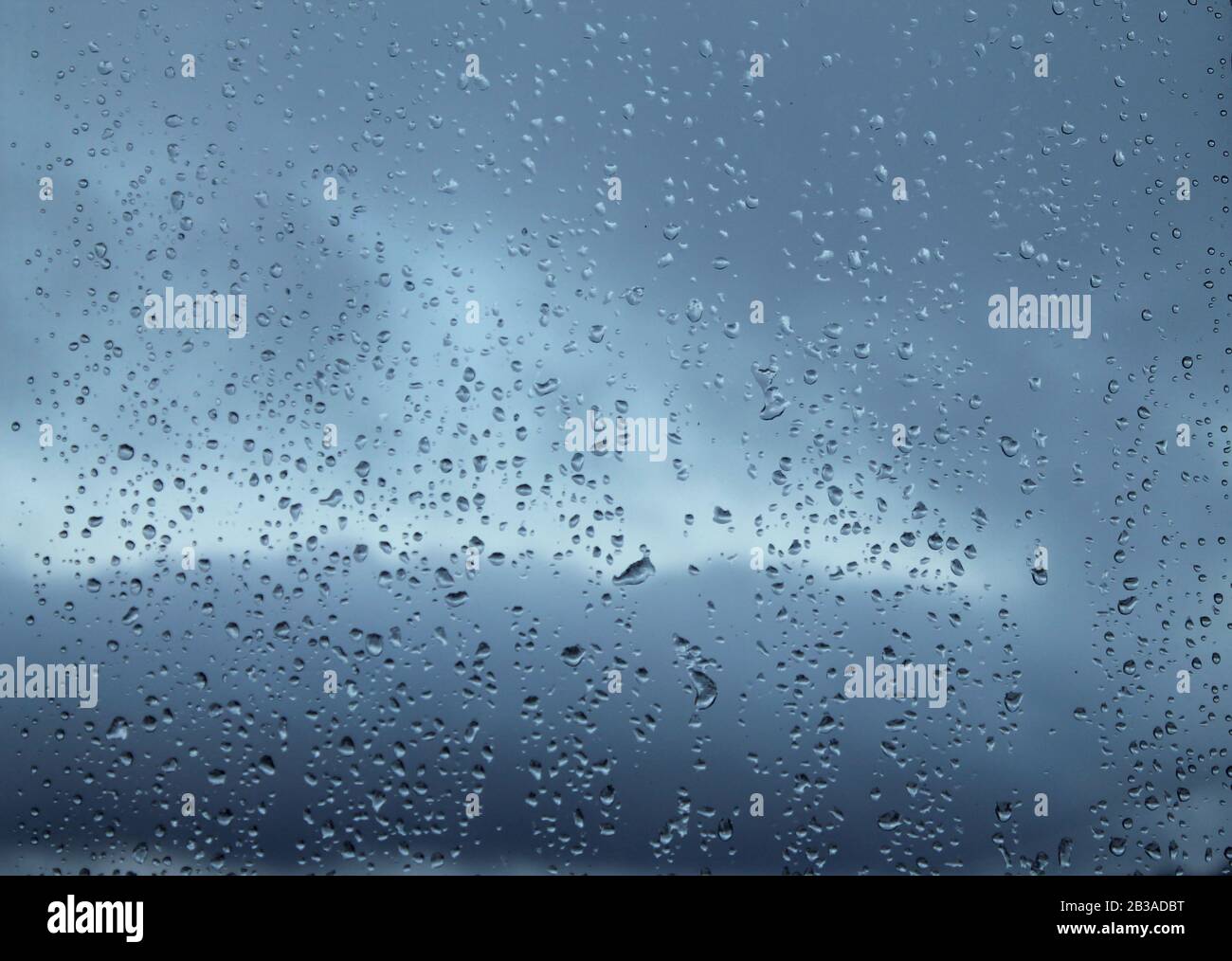 Gocce d'acqua sul vetro dopo la pioggia, foto panoramica. Stock foto per sfondo e sfondo, con spazio vuoto per testo e design Foto Stock