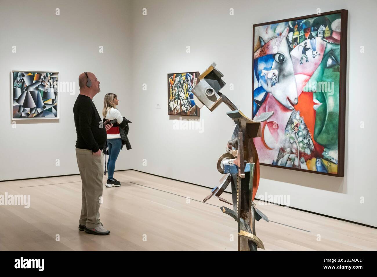I visitatori Possono Ammirare I Dipinti del Museum of Modern Art di New York Foto Stock