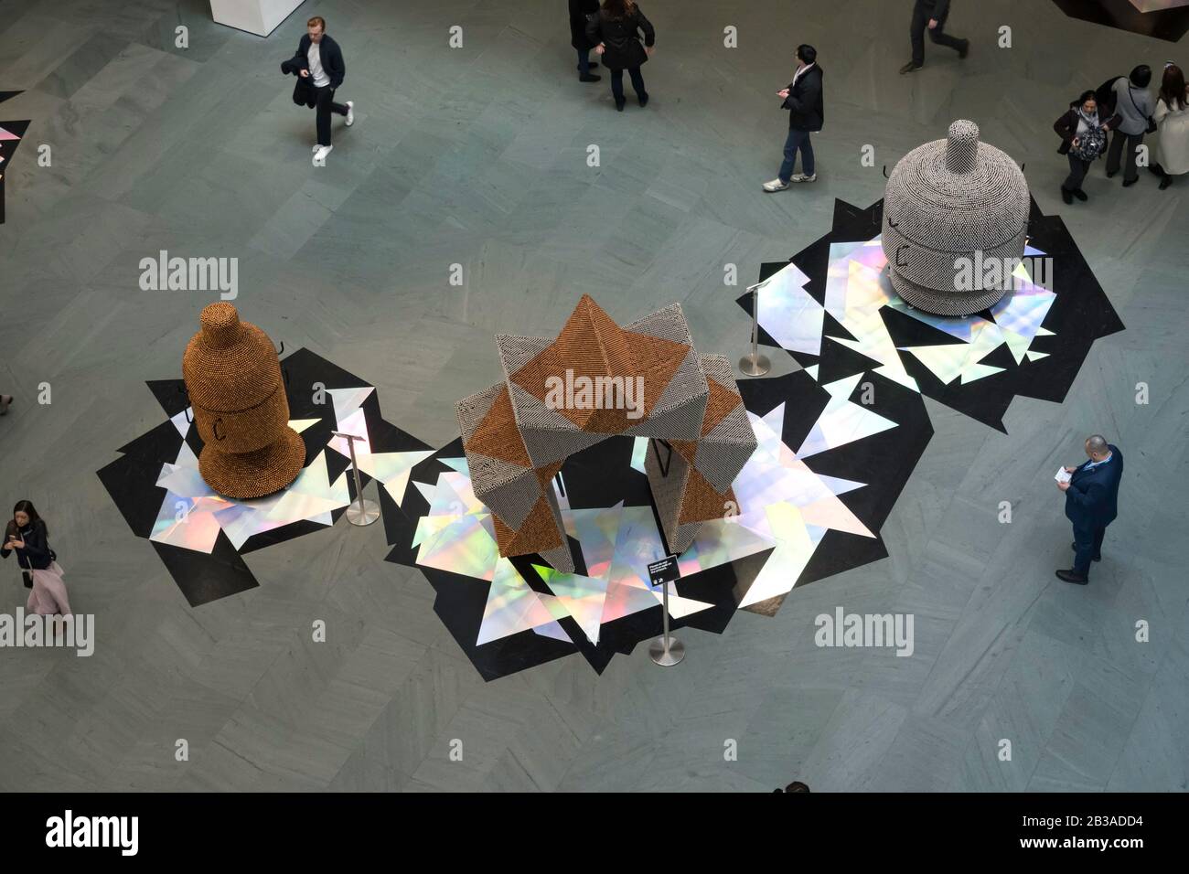 Haegue Yang installazione "impugnature" al marron Atrium presso il Museo di Arte Moderna di New York Foto Stock