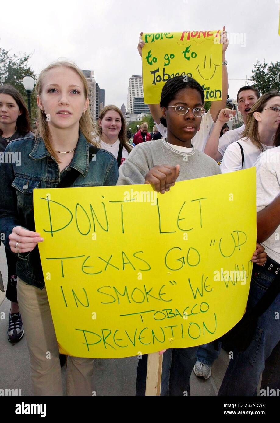 Austin, Texas USA, 8 febbraio 2001: Gli studenti delle scuole superiori del Texas centrale si riuniscono al di fuori del Campidoglio del Texas per un rally "Up in Smoke", chiedendo ai legislatori di spingere per ottenere più denaro per la raccolta del tabacco destinato ai programmi di prevenzione del fumo. Gli allievi inoltre hanno ingannato gli sforzi di vendita delle aziende del tabacco orientati verso ottenere gli anni dell'adolescenza agganciati sul fumo. ©Bob Daemmrich Foto Stock