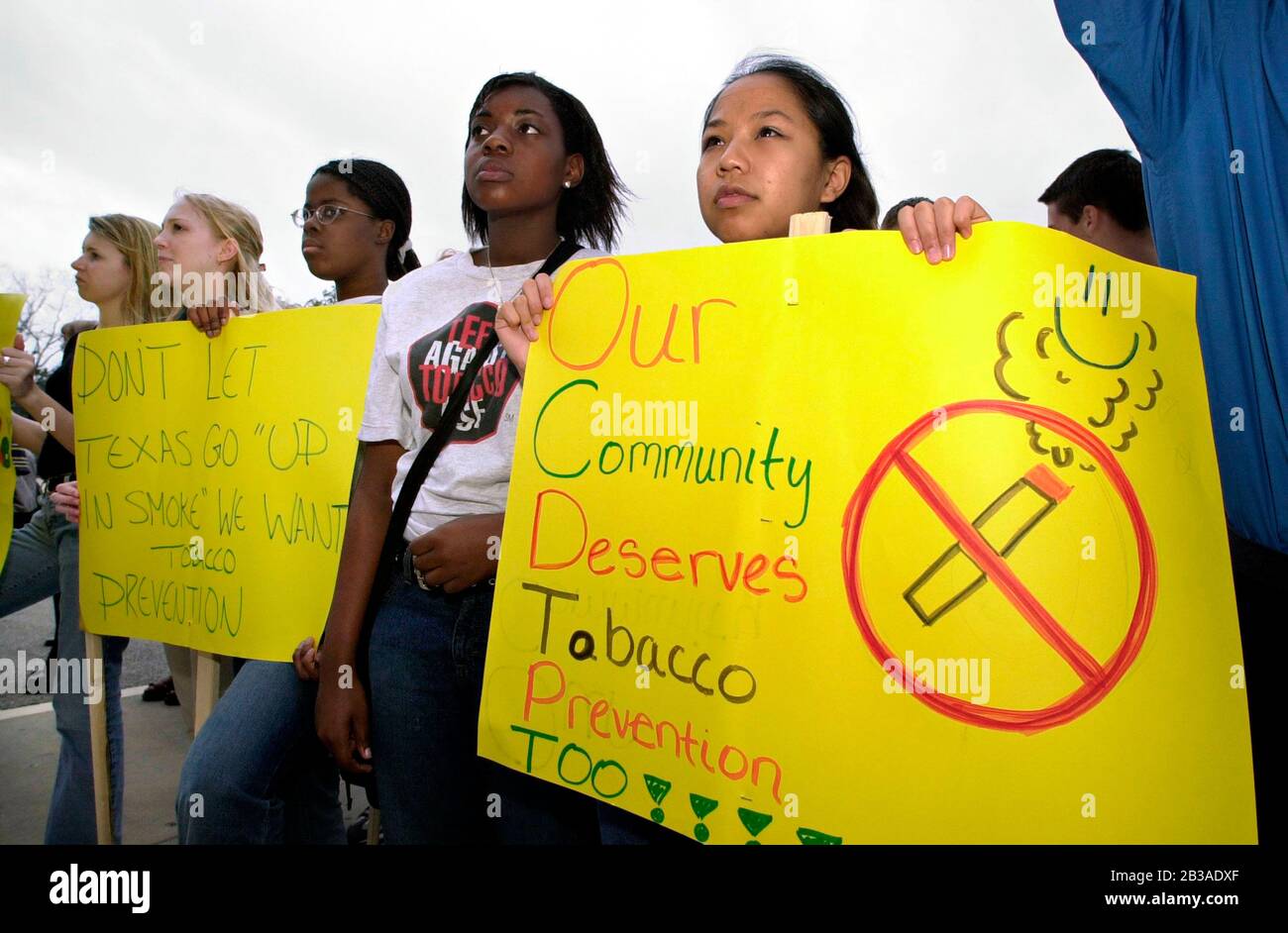 Austin, Texas USA, 8 febbraio 2001: Gli studenti delle scuole superiori del Texas centrale si riuniscono al di fuori del Campidoglio del Texas per un rally "Up in Smoke", chiedendo ai legislatori di spingere per ottenere più denaro per la raccolta del tabacco destinato ai programmi di prevenzione del fumo. Gli allievi inoltre hanno ingannato gli sforzi di vendita delle aziende del tabacco orientati verso ottenere gli anni dell'adolescenza agganciati sul fumo. ©Bob Daemmrich Foto Stock