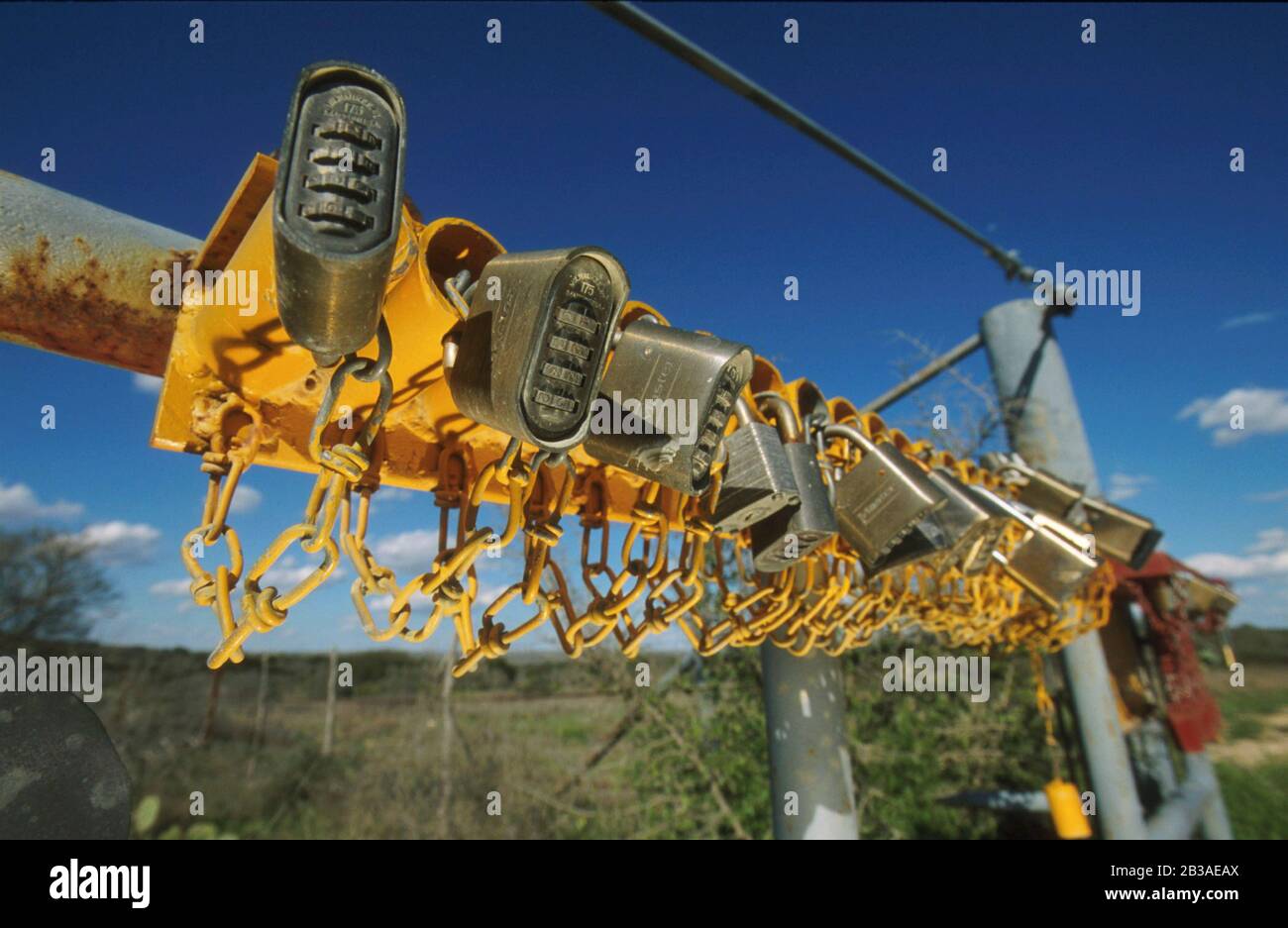 Val Verde County, Texas USA, 4 marzo 2002: Una serie di lucchetti adorna il cancello a circa 11 km dalla strada asfaltata che conduce a terra privata vicino al fiume Devil's nel Texas sud-occidentale vicino al confine messicano. I proprietari terrieri hanno accesso ad una delle parti più belle e incontaminate del Lone Star state. ©Bob Daemmrich Foto Stock