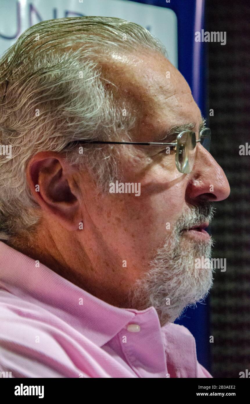 Sociologo argentino, scienziato politico, professore e scrittore Atilio Boron in un'intervista a una stazione radio universitaria argentina Foto Stock