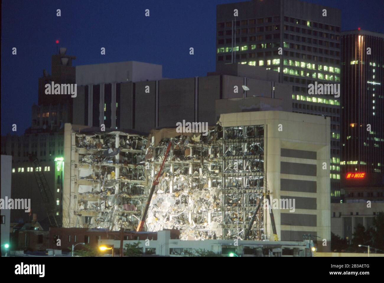 Oklahoma City Oklahoma Stati Uniti d'America, 19 aprile 1995: Esterno del Murrah Federal Building poche ore dopo che è stato bombardato in un atto di terrorismo interno. 168 persone, per lo più dipendenti che lavorano nell'edificio, sono state uccise. ©Bob Daemmrich Foto Stock