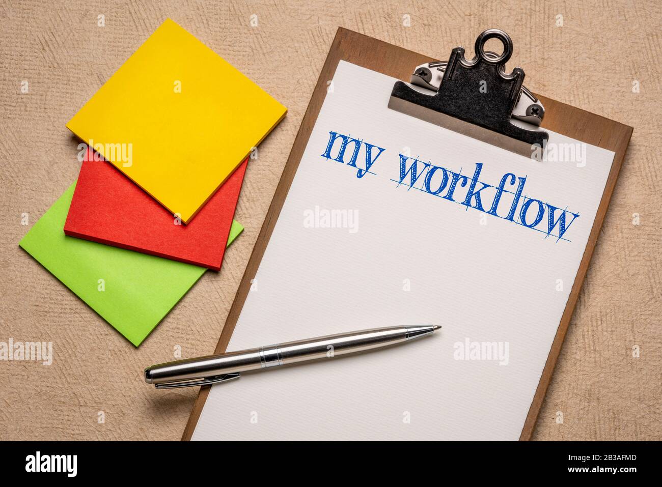 il mio flusso di lavoro: scrittura manuale su appunti, pianificazione aziendale, progetto, efficienza e concetto di produttività Foto Stock