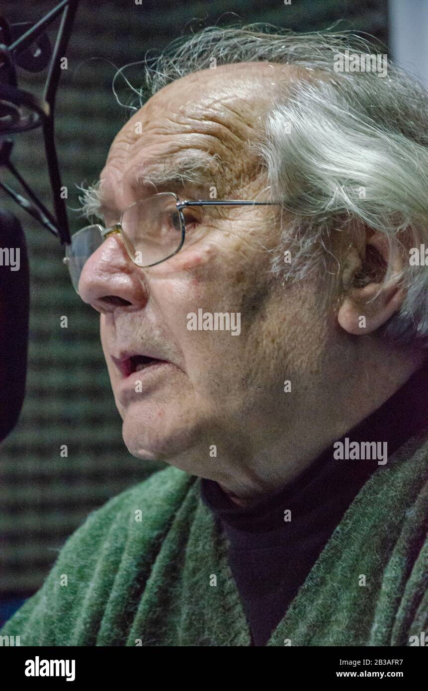 Premio Nobel per la pace argentino, Adolfo Perez Esquivel in un'intervista a una radio universitaria argentina Foto Stock