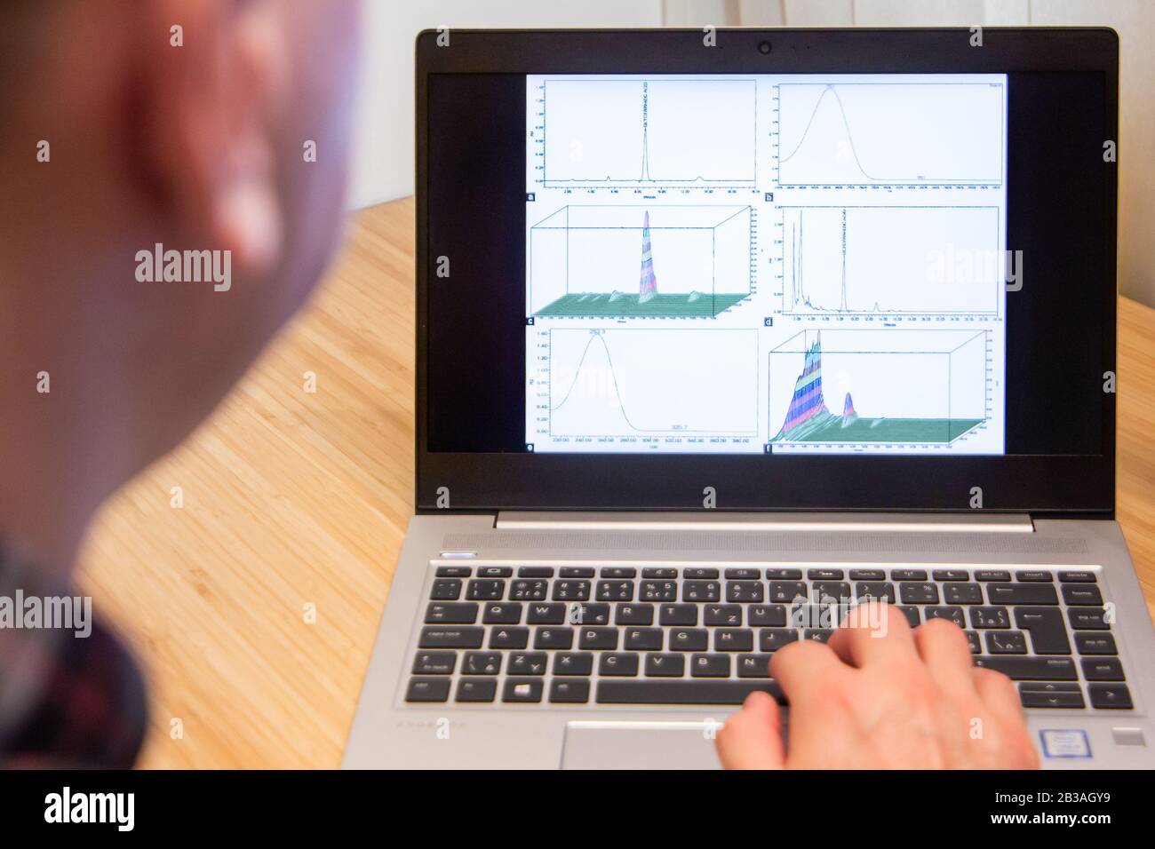 Il cromatogramma viene analizzato da un uomo sul laptop. Chimico è usato software di calcolatore. Il nuovo prodotto viene testato dallo specialista IT. San Francisco, Febbraio Foto Stock