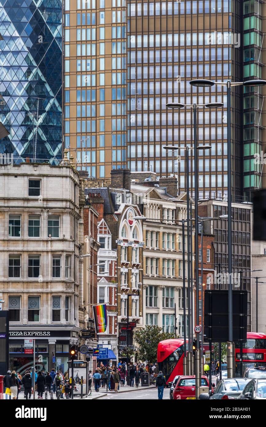 Bishopsgate Londra. Una delle principali arterie del distretto finanziario della City of London, gli edifici originali sono ostacolati da nuovi sviluppi. Foto Stock