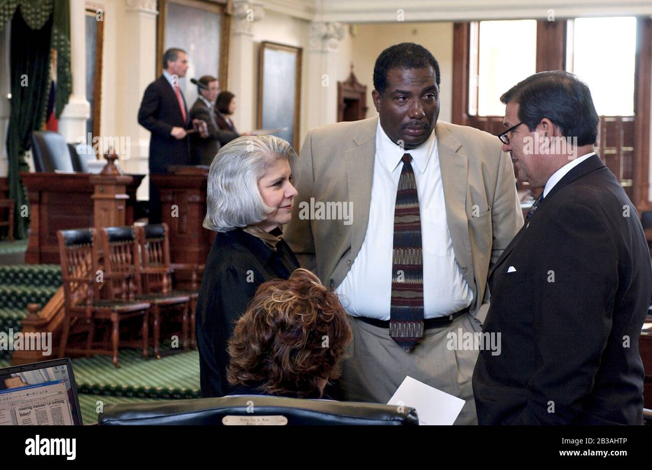 Austin, Texas USA, 21 luglio 2003: Sessione speciale della Legislatura del Texas per considerare un disegno di legge di riorganizzazione controverso inteso per dare più di una maggioranza repubblicana al Congresso degli Stati Uniti. Lo sforzo è stato guidato dietro le quinte dal rappresentante degli Stati Uniti, Tom Delay. Nella foto si trovano il Sen. Judith Zaffasini (l) (D-Laredo) che parla con il Sen. Royce West (centro) (D-Dallas) e il Sen. Eddie Lucio (r) (D-Brownsville). ©Bob Daemmrich Foto Stock