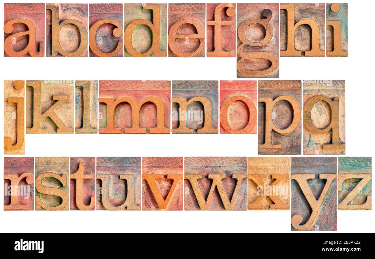 Alfabeto minuscolo inglese completo - un collage ad alta risoluzione di 26 blocchi di stampa isolati in legno vintage, colorati da inchiostri a colori Foto Stock