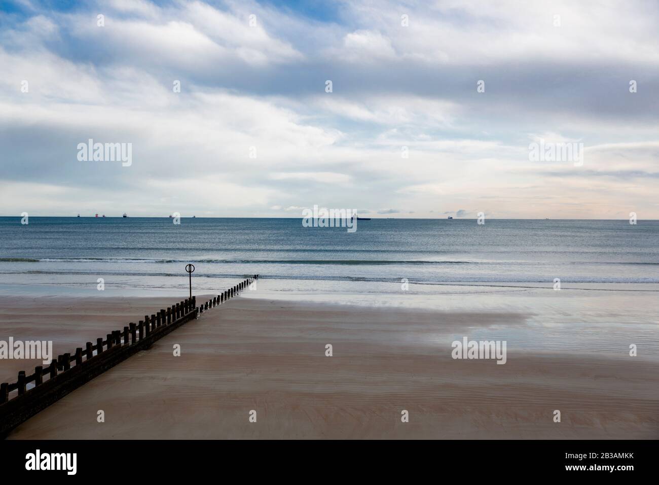 Vista della spiaggia di Aberdeen in inverno, la sua sabbia dorata e la sua lunga lunghezza curva tra il porto e la bocca del fiume Don, e le sue numerose grane oceaniche Foto Stock