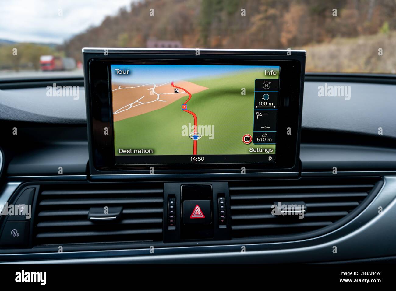 Audi A6 berlina tedesca in un parcheggio vuoto - sessione fotografica. Foto dettagliate all'interno dell'auto con cruscotto, sedili, display di navigazione, cambio automatico Foto Stock