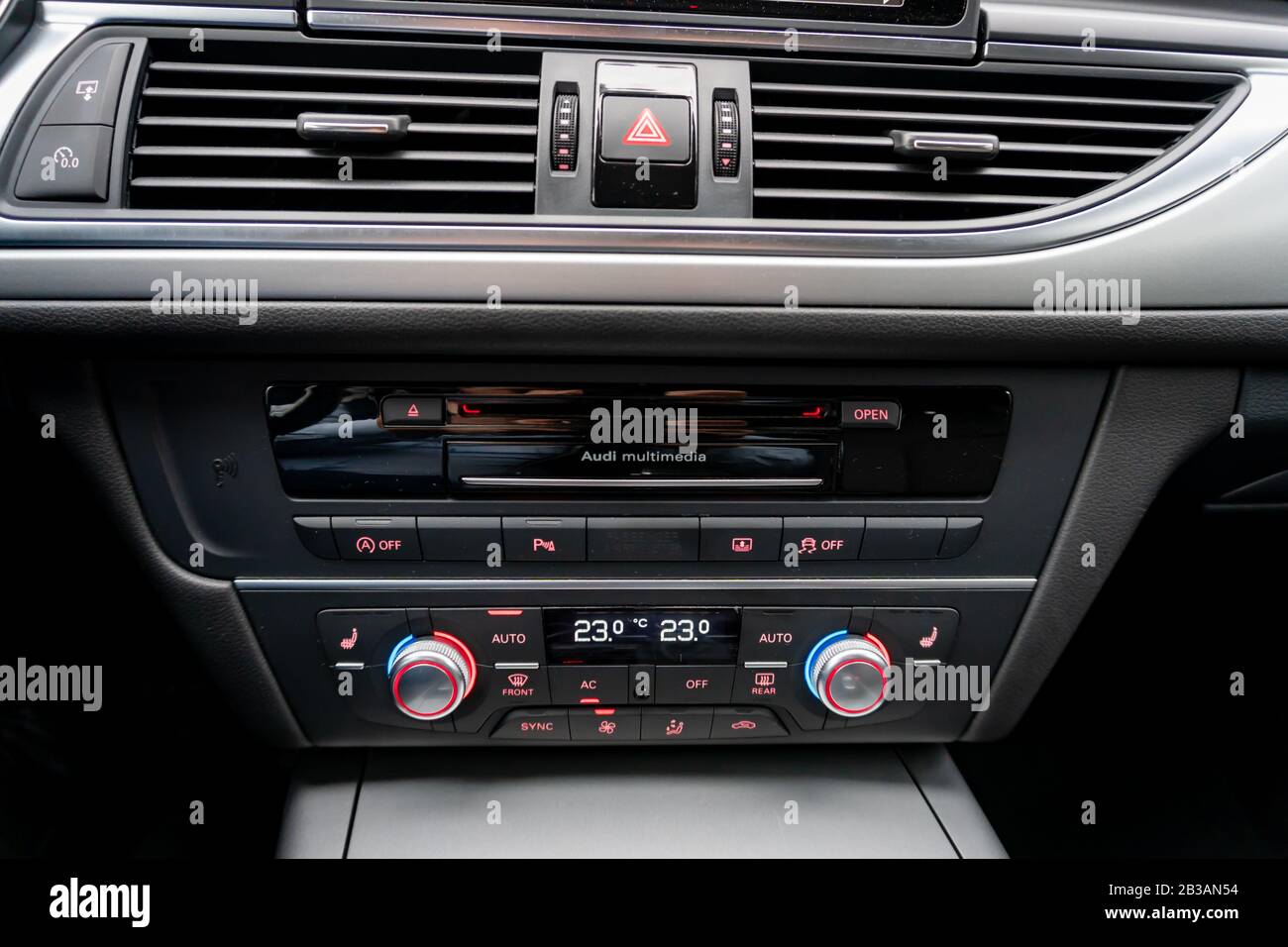 Comando della centralina climatizzatore, foto di primo piano, pulsante sedili riscaldati, illustrazione digitale della temperatura. Climatizz. Climatizz. Doppia Foto Stock