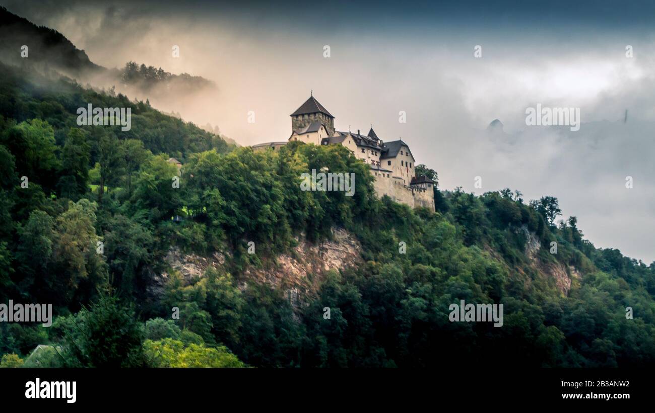 Vaduz, Liechtenstein - 14 settembre 2014: Il castello nella capitale del Liechtenstein. Castello di Vaduz, la residenza ufficiale del Principe del Liechtenstein Foto Stock