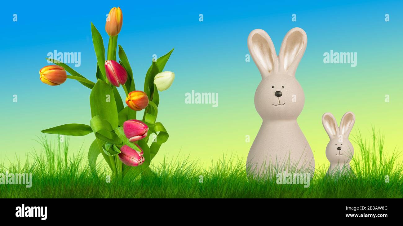 un colorato sfondo di pasqua con due coniglietti e un fiore Foto Stock