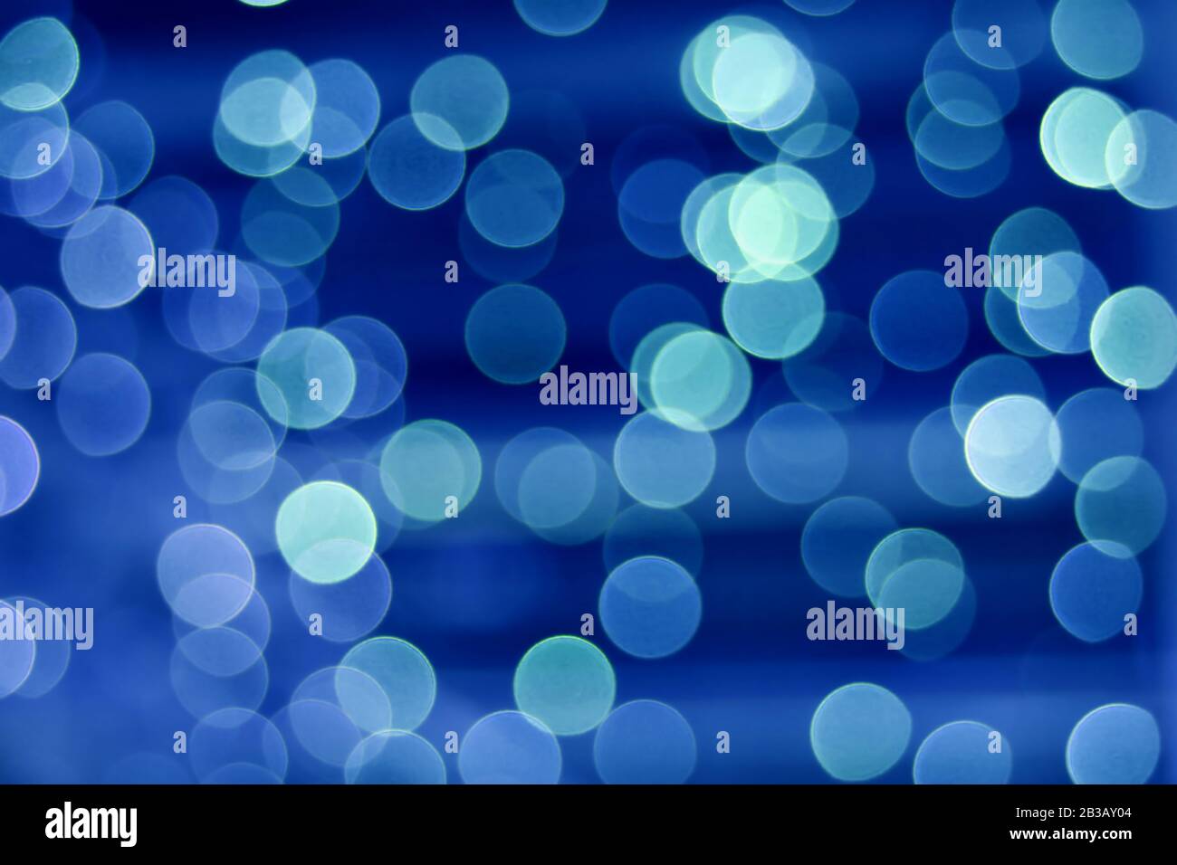 Abstract Luci Decorative Sfocate Blu Brillante Illuminate Per Sfondo O Banner Foto Stock