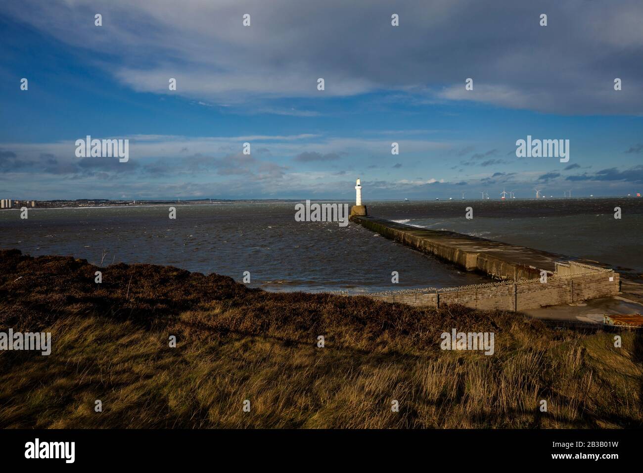 Diverse foto di Aberdeen South Breakwater, Girdleness Lighthouse, Greyhope Bay, e Aberdeen Harbour, grandi onde rompere, e nave uscire dal porto. Foto Stock