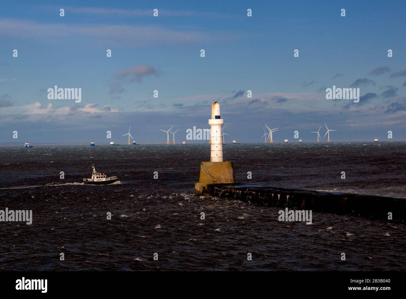 Diverse foto di Aberdeen South Breakwater, Girdleness Lighthouse, Greyhope Bay, e Aberdeen Harbour, grandi onde rompere, e nave uscire dal porto. Foto Stock