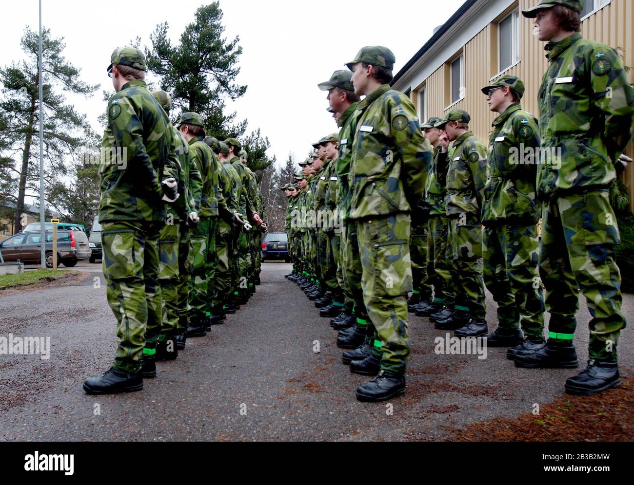 Line-up con soldati di conscript nell'esercito svedese, la serie di fuoco di Kvarn, Borensberg. Foto Jeppe Gustafsson Foto Stock