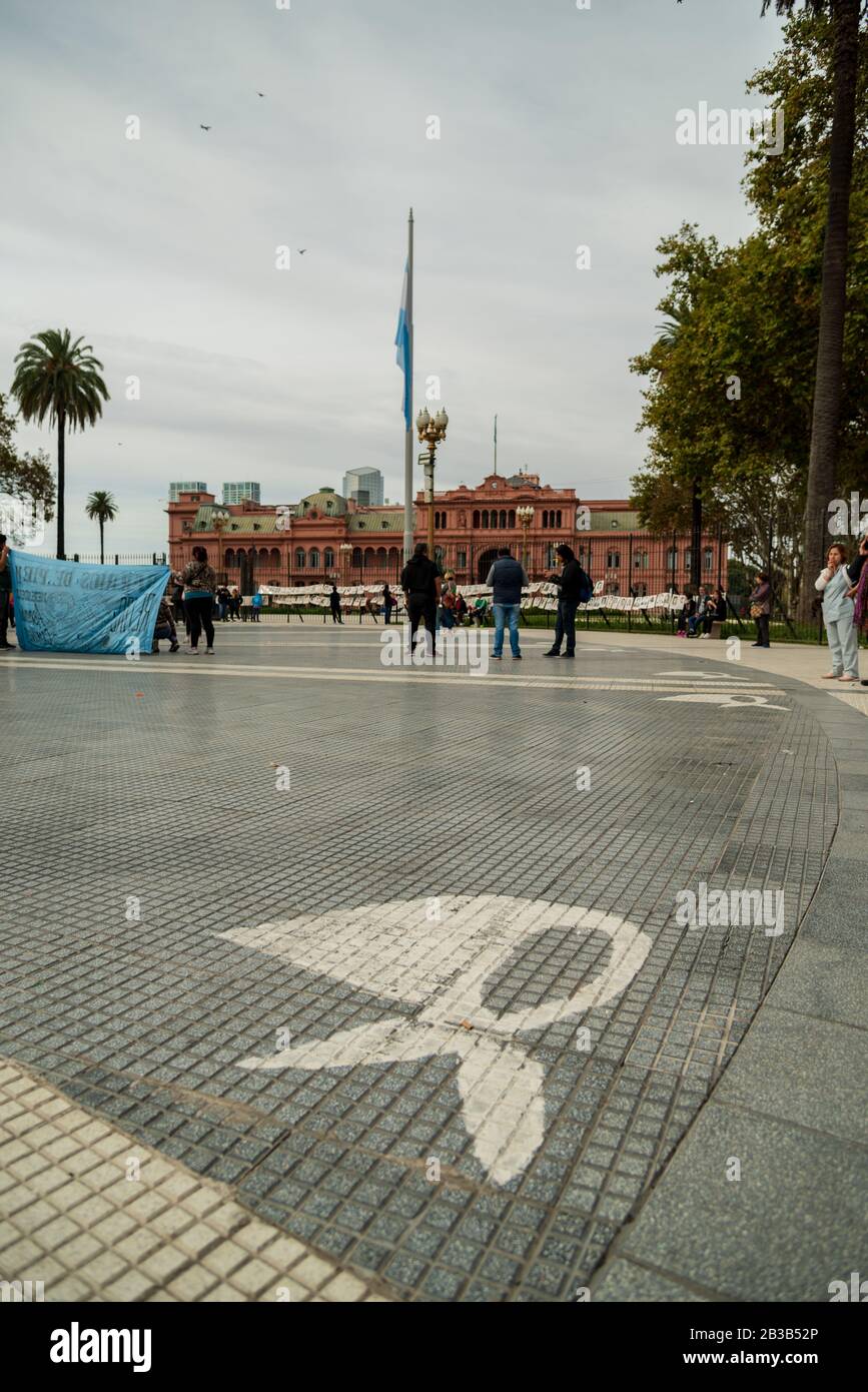 Fazzoletto delle madri di Plaza de Mayo inciso a terra. Sullo sfondo, la Casa Rosada Argentina Foto Stock