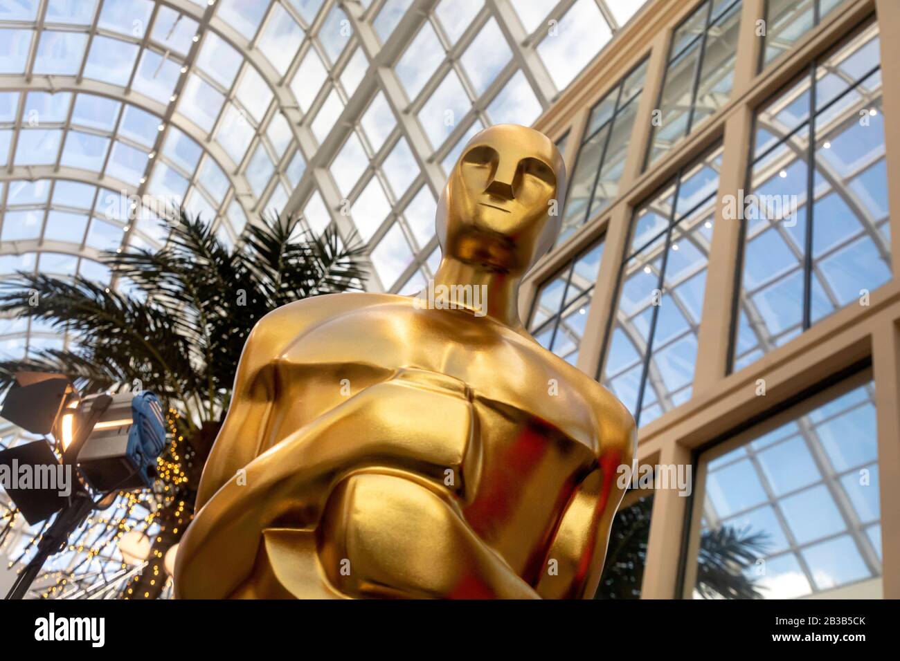 Le grandi statue dorate dell'Oscar si custodire nel centro commerciale Foto Stock