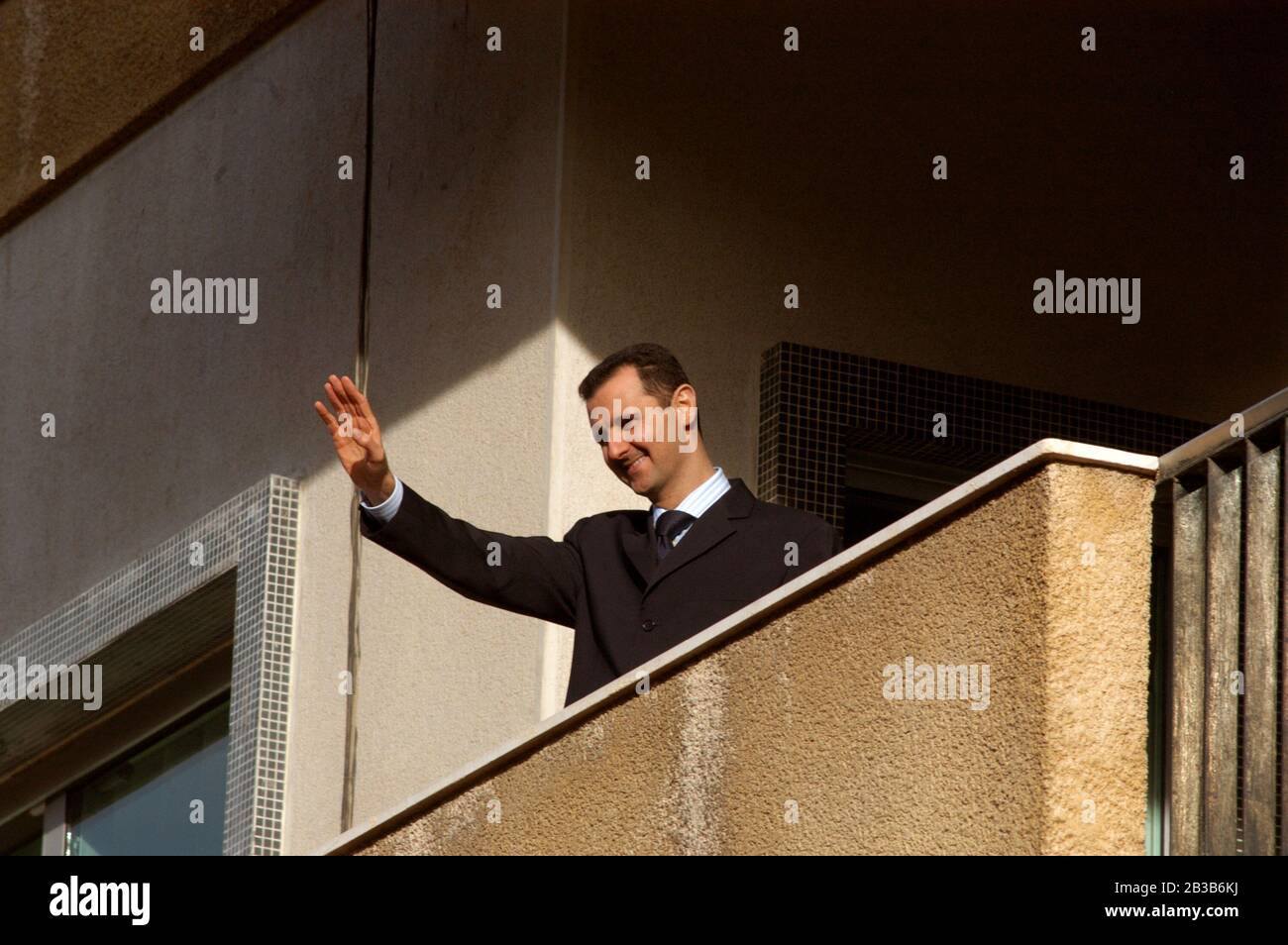 Marzo 9th 2005 Damasco, Siria. Il presidente siriano Bashar al Assad si è fatto strada ai suoi sostenitori durante una manifestazione pro-governo nel centro di da Foto Stock
