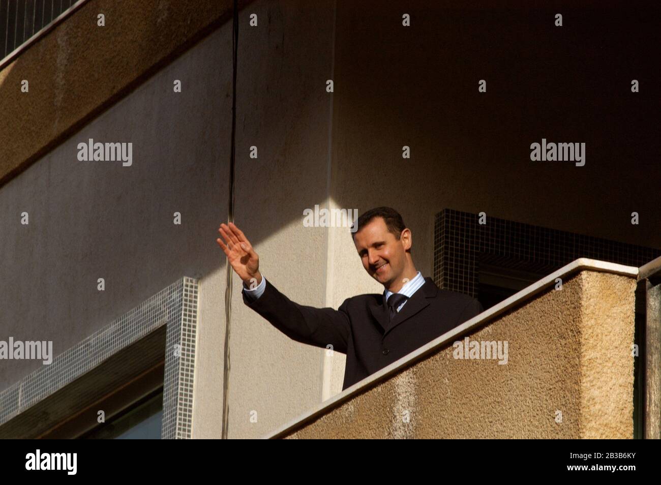 Marzo 9th 2005 Damasco, Siria. Il presidente siriano Bashar al Assad si è fatto strada ai suoi sostenitori durante una manifestazione pro-governo nel centro di da Foto Stock