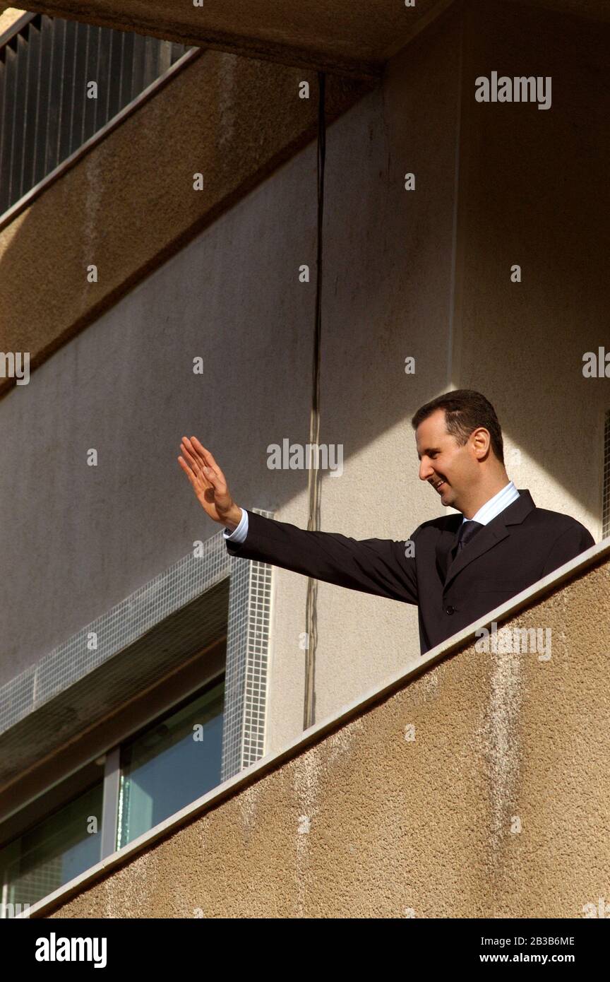 Marzo 9th 2005 Damasco, Siria. Il presidente siriano Bashar al Assad si è fatto strada ai suoi sostenitori durante una manifestazione pro-governo nel centro di da Foto Stock