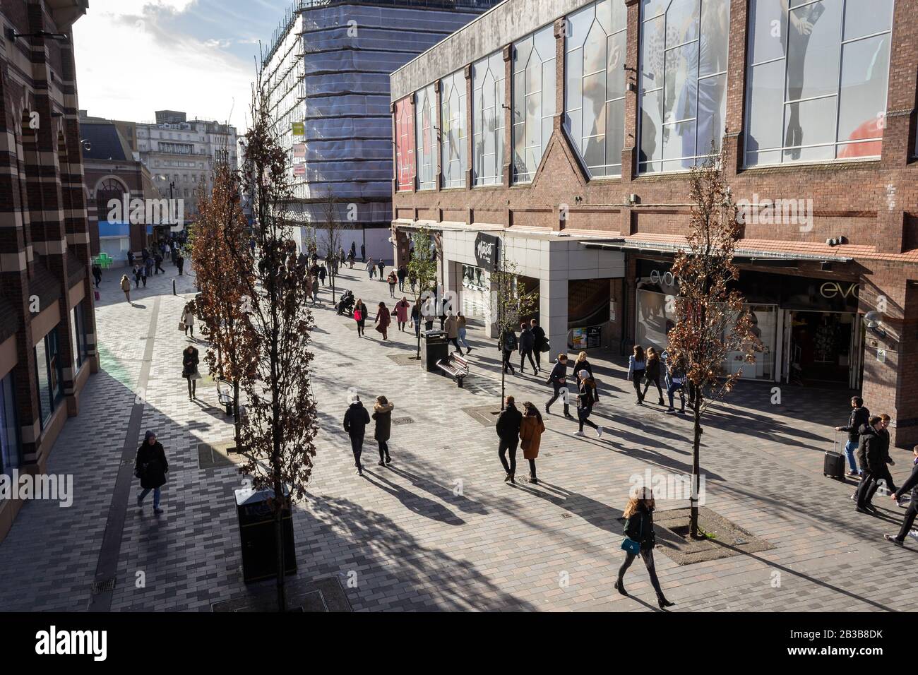 Shoppers su Elliot Street, Liverpool, tra St Johns e i centri commerciali Clayton Square Foto Stock