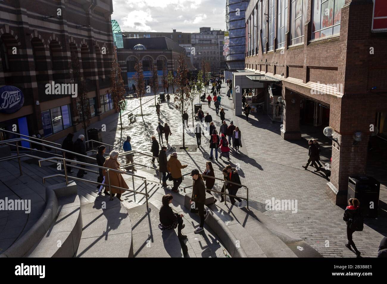 Shoppers su Elliot Street, Liverpool, tra St Johns e i centri commerciali Clayton Square Foto Stock