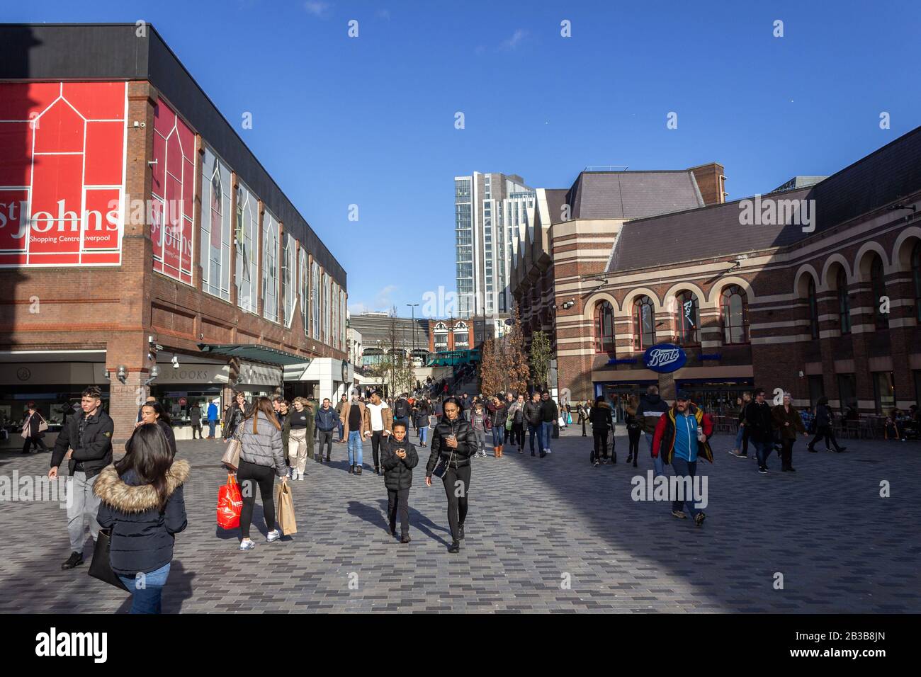 Persone che visitano Clayton Square e i centri commerciali St Johns, Elliot Street, Liverpool Foto Stock
