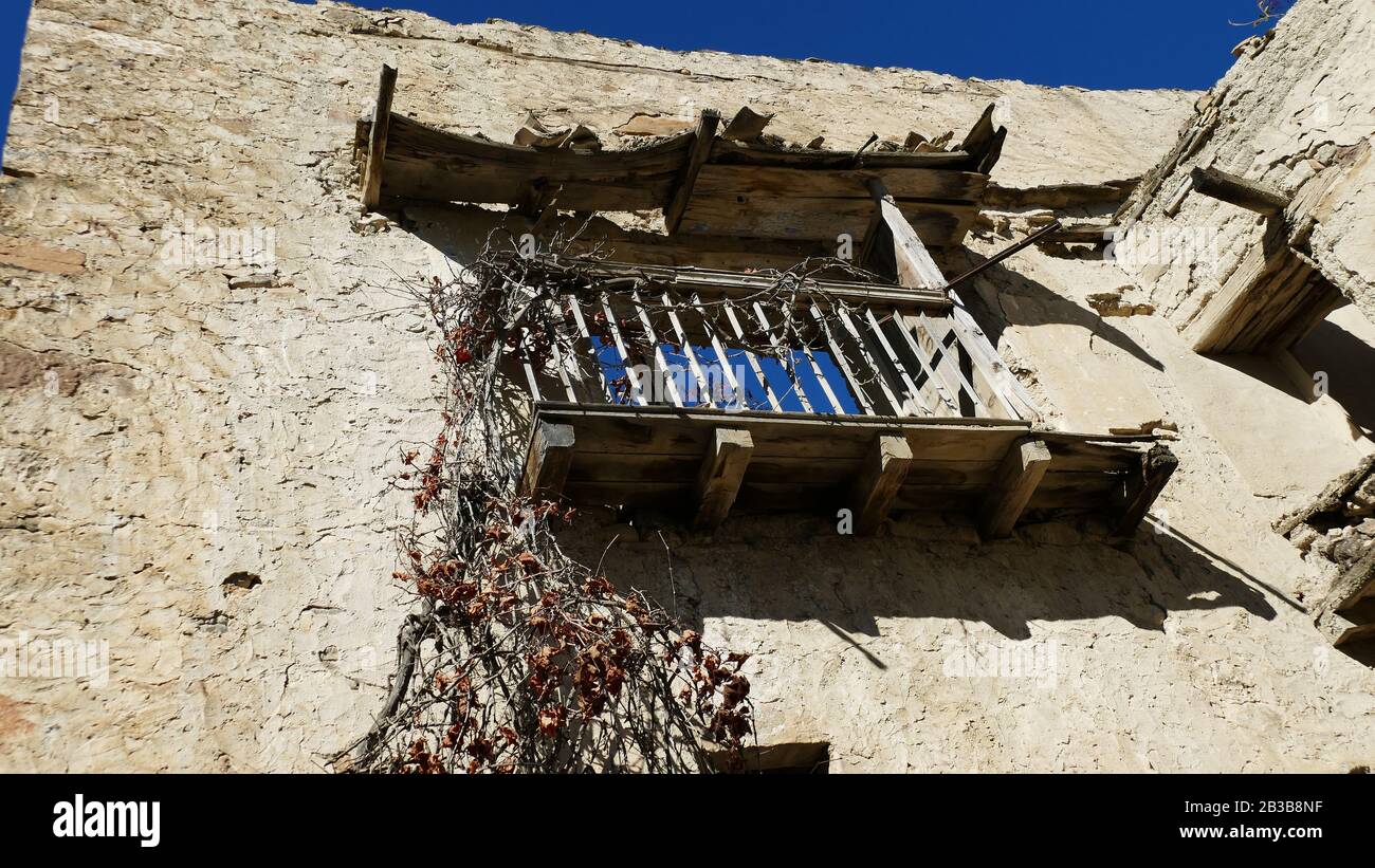 Balcone in un villaggio disabitato nelle rovine di Yesa in Navarra Foto Stock