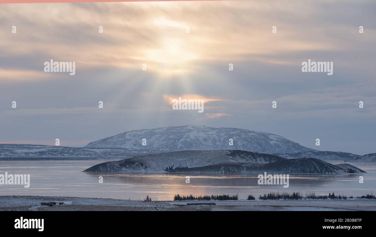 Paesaggio ghiacciato in Islanda con lago Pingvallavatn Foto Stock