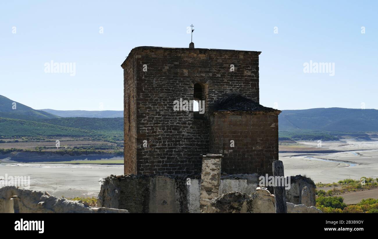 Chiesa di un villaggio disabitato di Yesa in Navarra Foto Stock