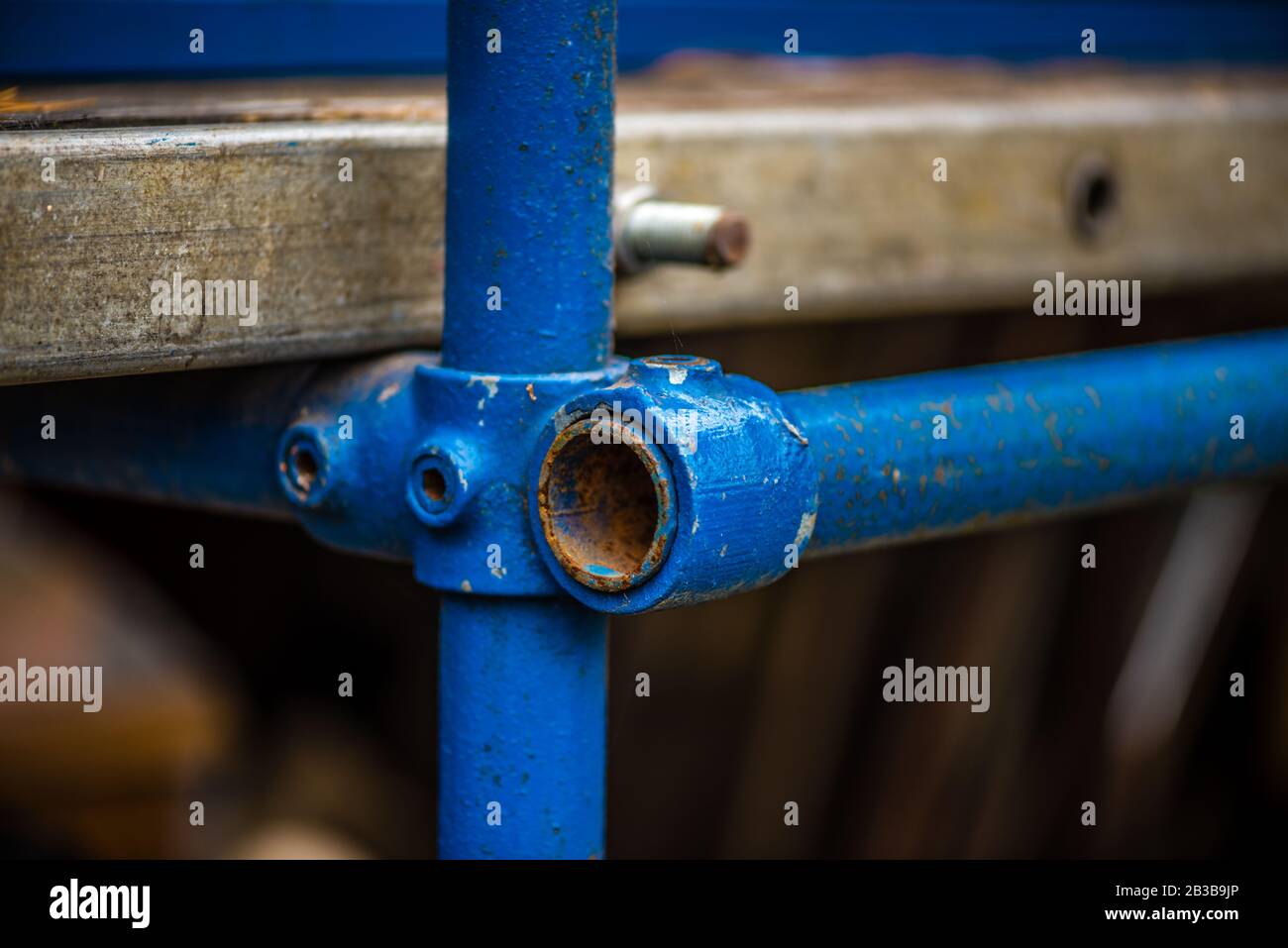 giunzione tubo impalcatura arrugginita in blu Foto Stock