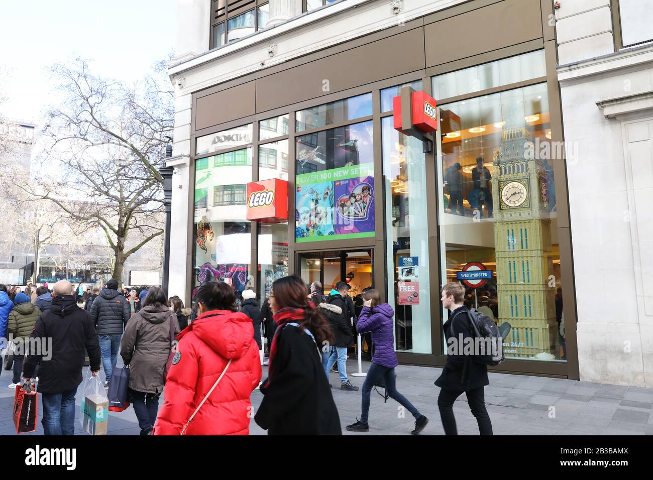 Il negozio principale Lego di Leicester Square, nel West End di Londra, Regno Unito Foto Stock