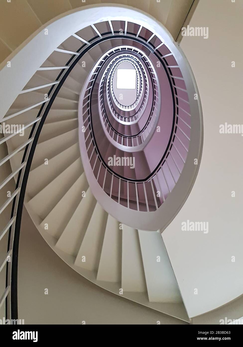 Germania, Stoccarda - maggio 2018: Scale a spirale che si snodano verso il lucernario Foto Stock