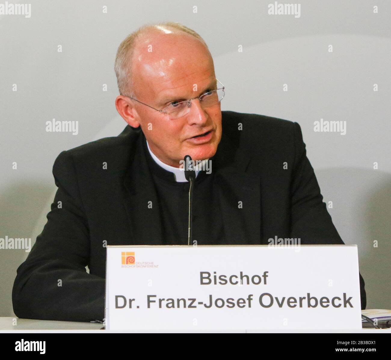 Franz-Josef Overbeck, Vescovo cattolico romano di Essen, Vescovo militare tedesco e presidente del Comitato per Le Questioni sociali della Conferenza Episcopale tedesca, interviene in una conferenza stampa. I risultati del sinodo Amazzonico sono stati discussi in una conferenza stampa durante la sessione plenaria di primavera della Conferenza Episcopale tedesca. (Foto Di Michael Debets/Pacific Press) Foto Stock