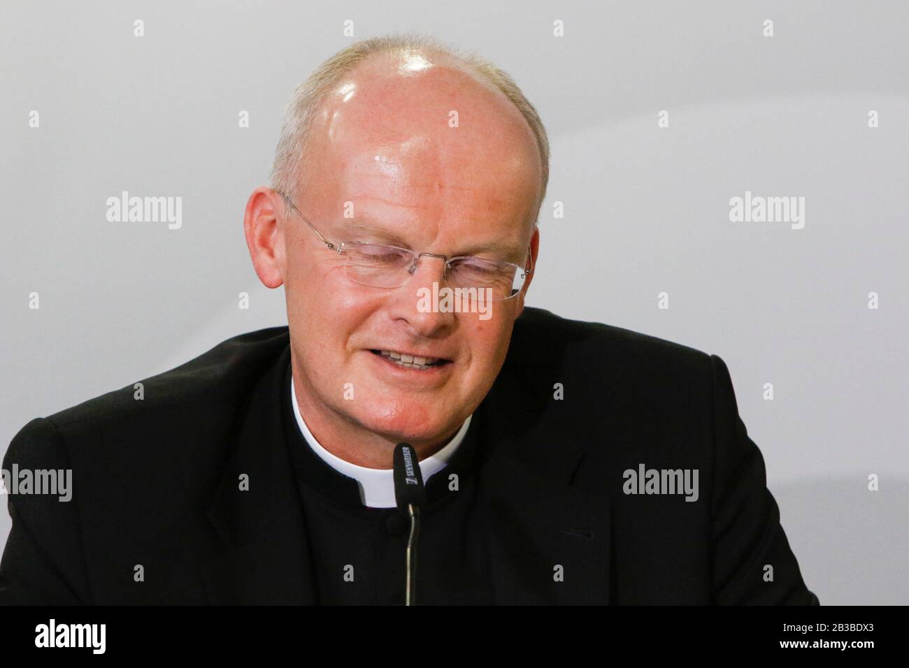 Franz-Josef Overbeck, Vescovo cattolico romano di Essen, Vescovo militare tedesco e presidente del Comitato per Le Questioni sociali della Conferenza Episcopale tedesca, interviene in una conferenza stampa. I risultati del sinodo Amazzonico sono stati discussi in una conferenza stampa durante la sessione plenaria di primavera della Conferenza Episcopale tedesca. (Foto Di Michael Debets/Pacific Press) Foto Stock