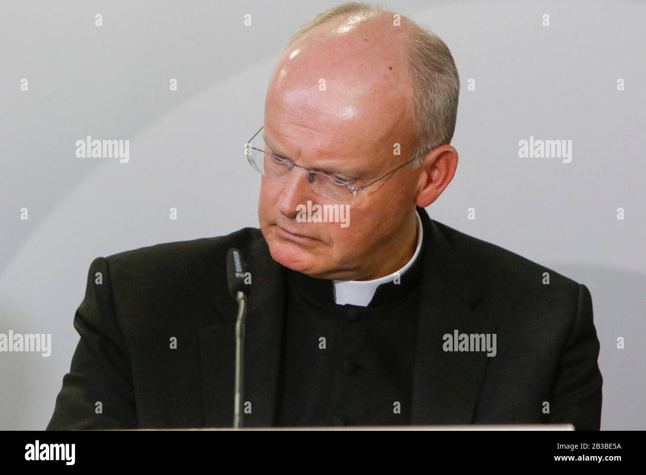 Franz-Josef Overbeck, Vescovo cattolico romano di Essen, Vescovo militare tedesco e presidente del Comitato per Le Questioni sociali della Conferenza Episcopale tedesca, interviene in una conferenza stampa. I risultati del sinodo Amazzonico sono stati discussi in una conferenza stampa durante la sessione plenaria di primavera della Conferenza Episcopale tedesca. (Foto Di Michael Debets/Pacific Press) Foto Stock