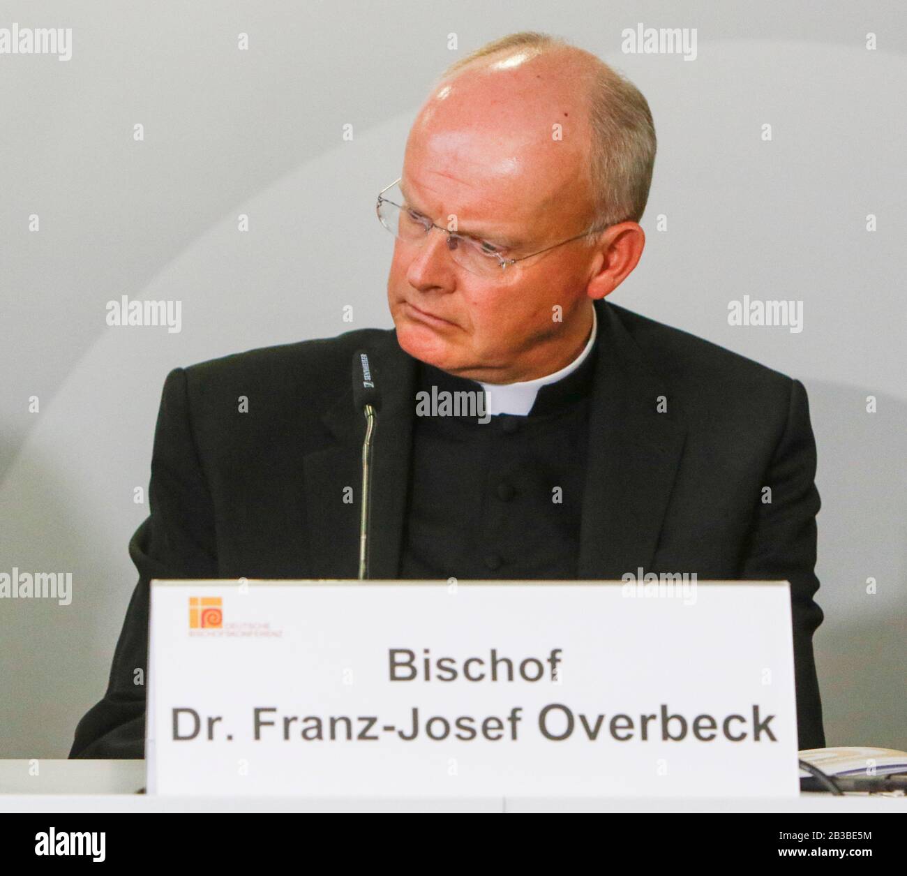 Franz-Josef Overbeck, Vescovo cattolico romano di Essen, Vescovo militare tedesco e presidente del Comitato per Le Questioni sociali della Conferenza Episcopale tedesca, interviene in una conferenza stampa. I risultati del sinodo Amazzonico sono stati discussi in una conferenza stampa durante la sessione plenaria di primavera della Conferenza Episcopale tedesca. (Foto Di Michael Debets/Pacific Press) Foto Stock