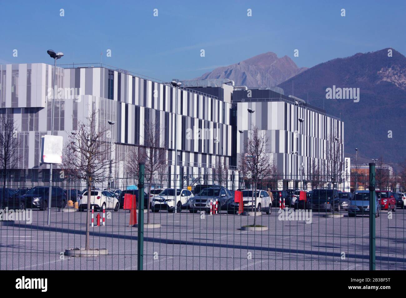 Struttura sanitaria ospedaliera pubblica in Italia in un edificio nel nord della Toscana realizzato in strutture rettangolari verticali grigie bianche e nere a massa Foto Stock