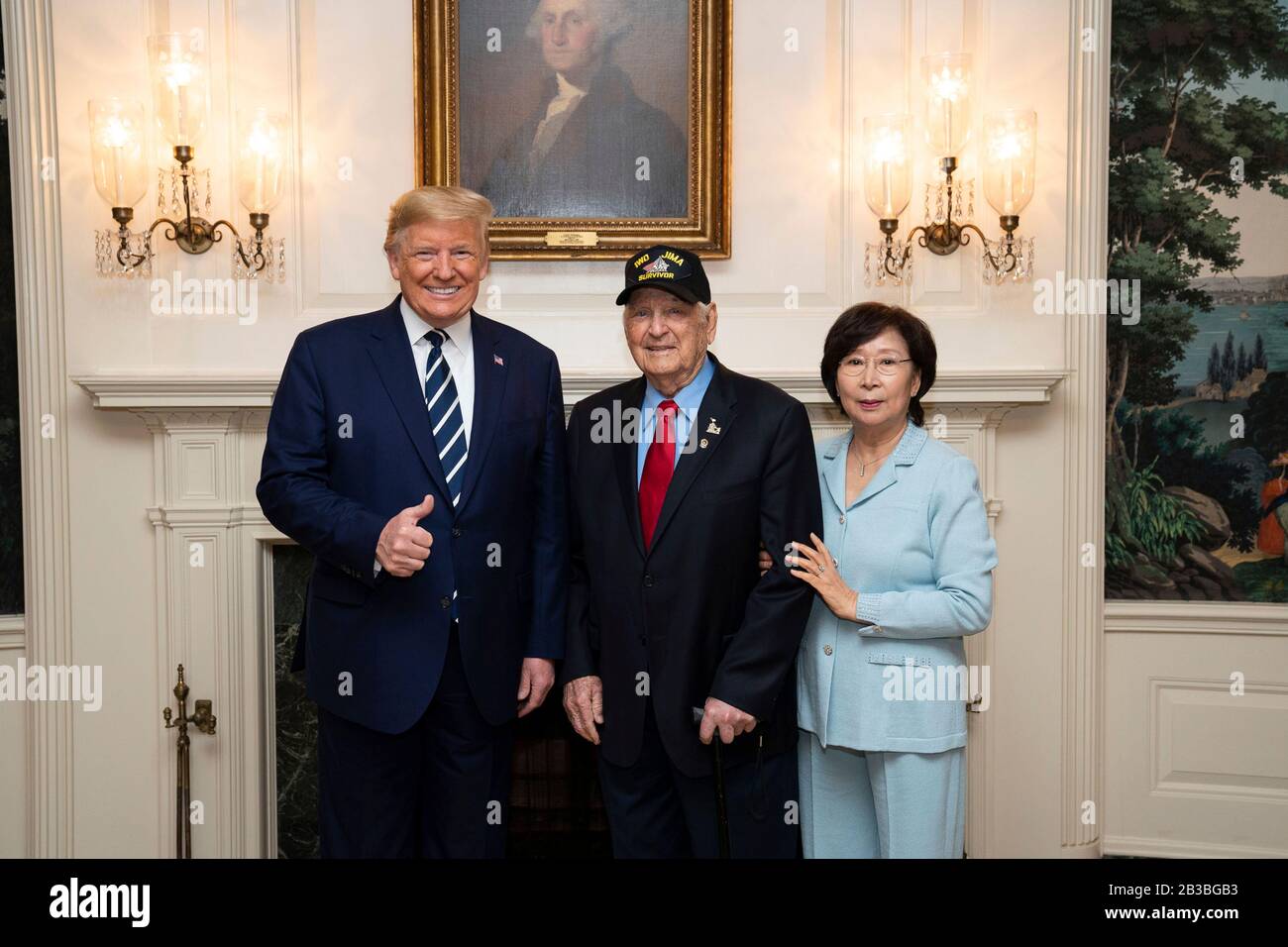 Il presidente degli Stati Uniti Donald Trump pone con la seconda guerra mondiale, veterano della battaglia di Iwo Jima, ira Rigger, 97, e sua moglie, Yong Rigger nella Sala Di Accoglienza diplomatica della Casa Bianca 3 marzo 2020 a Washington, DC. Foto Stock