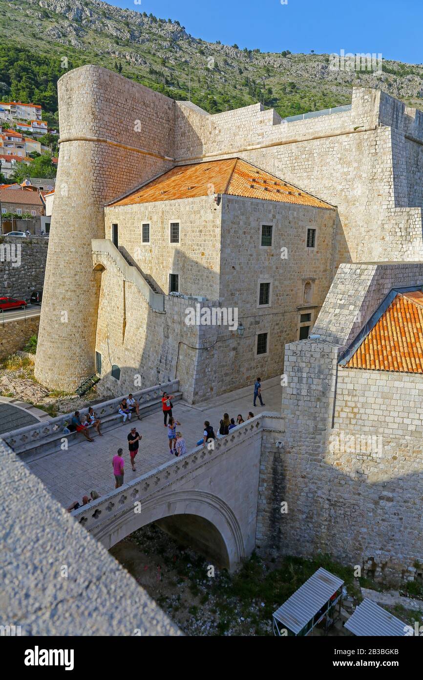 Il ponte a cancello Ploce e fortezza Revelin sulle mura della città vecchia, Dubrovnik, Croazia Foto Stock