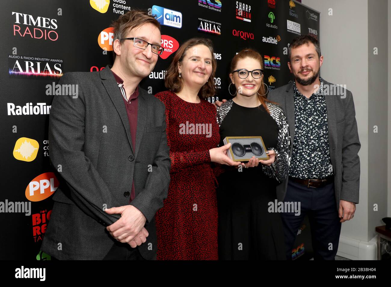 Jess Gillam (seconda a destra) e l'equipaggio Di Questa vita classica con il loro premio per il miglior spettacolo di musica specialistica nella sala premi durante i premi Audio e radio Industry Awards che si sono tenuti al London Palladium, Londra. Foto Stock