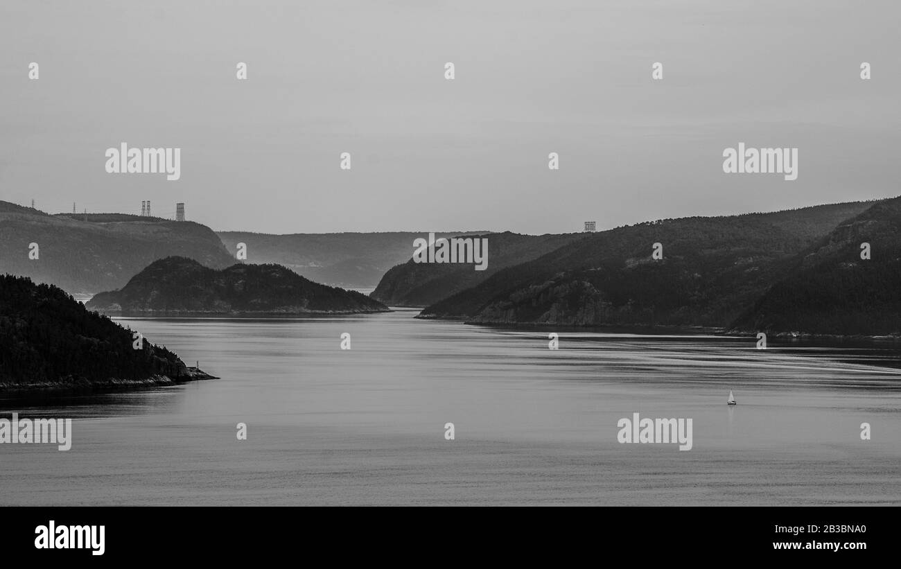 Anse de Tabatière, Canada - 16 agosto 2019: La vista panoramica in bianco e nero del fiume Saguenay dall'Anse de Tabatière Foto Stock