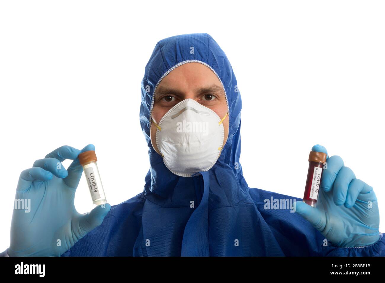 Provetta per analisi del sangue e vaccino nella mano del medico, Foto Stock