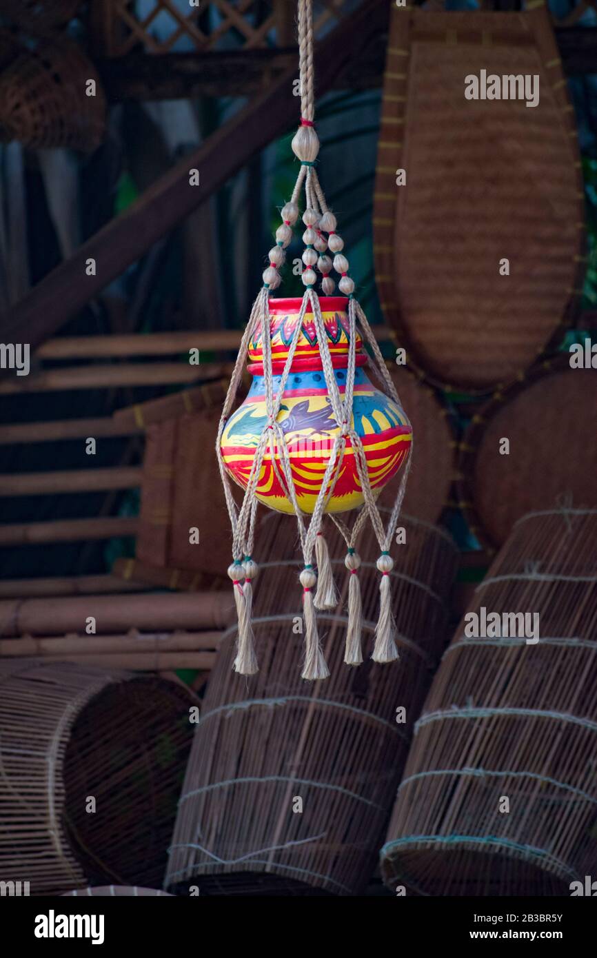 Vaso colorato che contiene vari tipi di cose come cibo, acqua e così via. Foto Stock