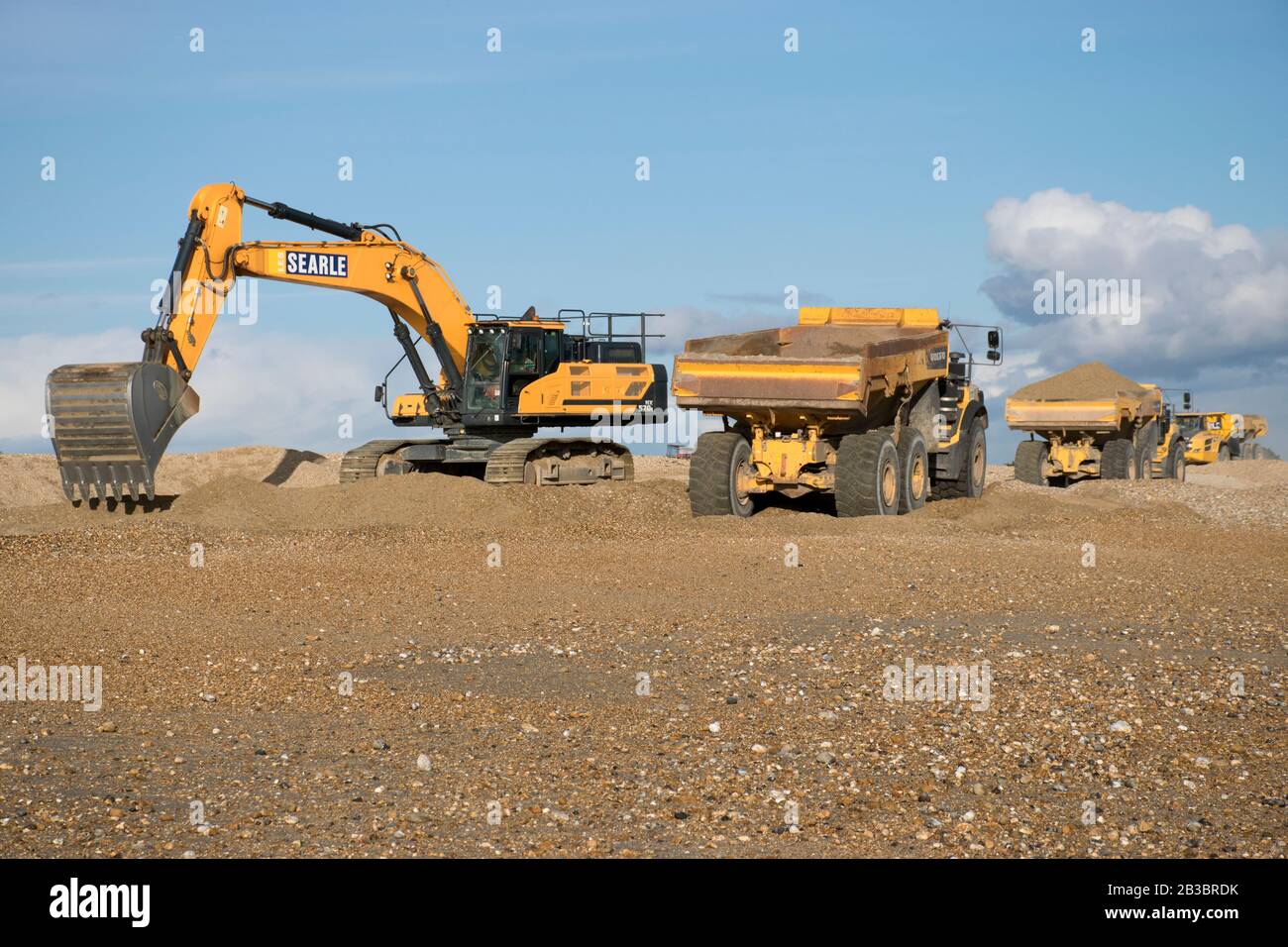 Hayling Island, Hampshire. Macchine movimento terra è usato per spostare ghiaia spiaggia da ovest ad est ogni anno per contrastare l'effetto di deriva longshore Foto Stock